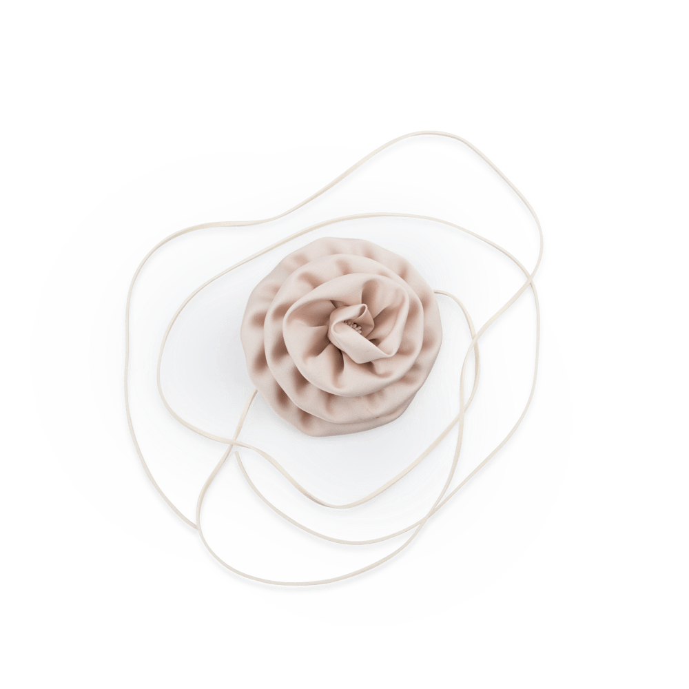 Smooth Flower Belt i nude med stor blomst og justerbar snor – et feminint og dekorativt bælte til kjoler og skjorter.