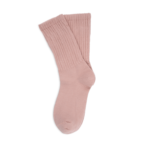 Magda Socks i rosa – ribstrikkede strømper i støvet lyserød farve