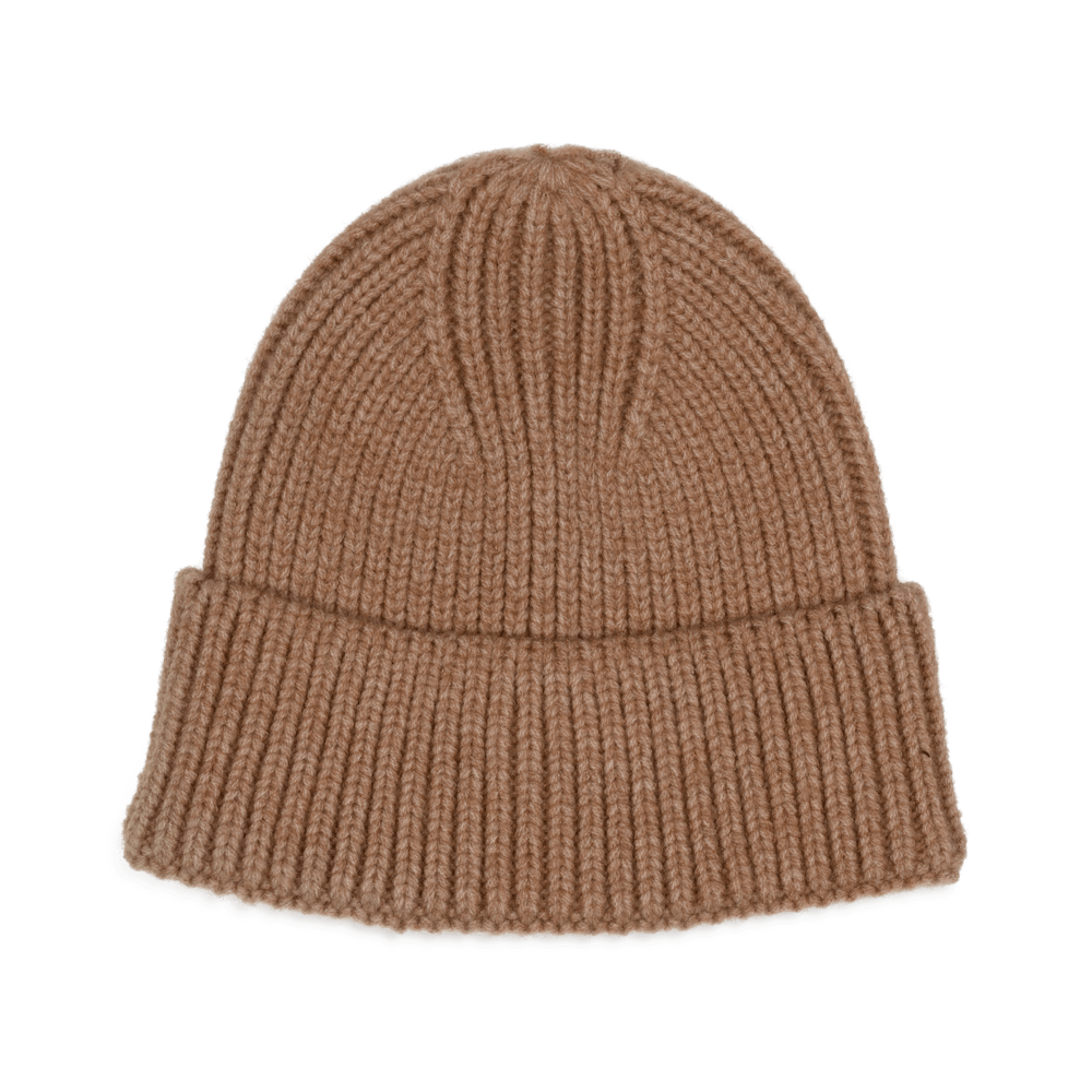 Nico Beanie i camel – ribstrikket hue med opfoldet kant i varm brun nuance.