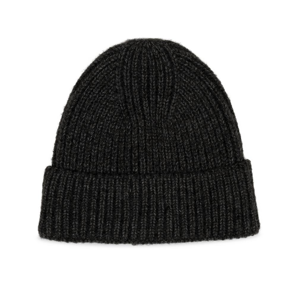 Nico Beanie i mørkegrå – ribstrikket hue med foldet kant i mørkegrå uldblanding.