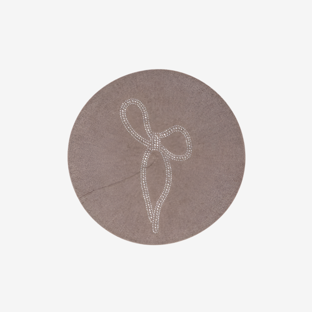 Beige baret med dekorativ sløjfe i rhinsten – Bowie Baret fra SUI AVA