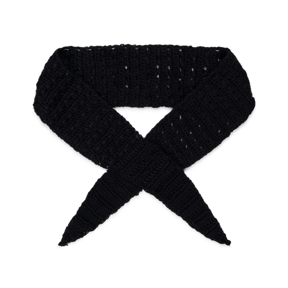 Viola Scarf – sort, hæklet tørklæde med klassisk snit og blødt udtryk fra SUI AVA.