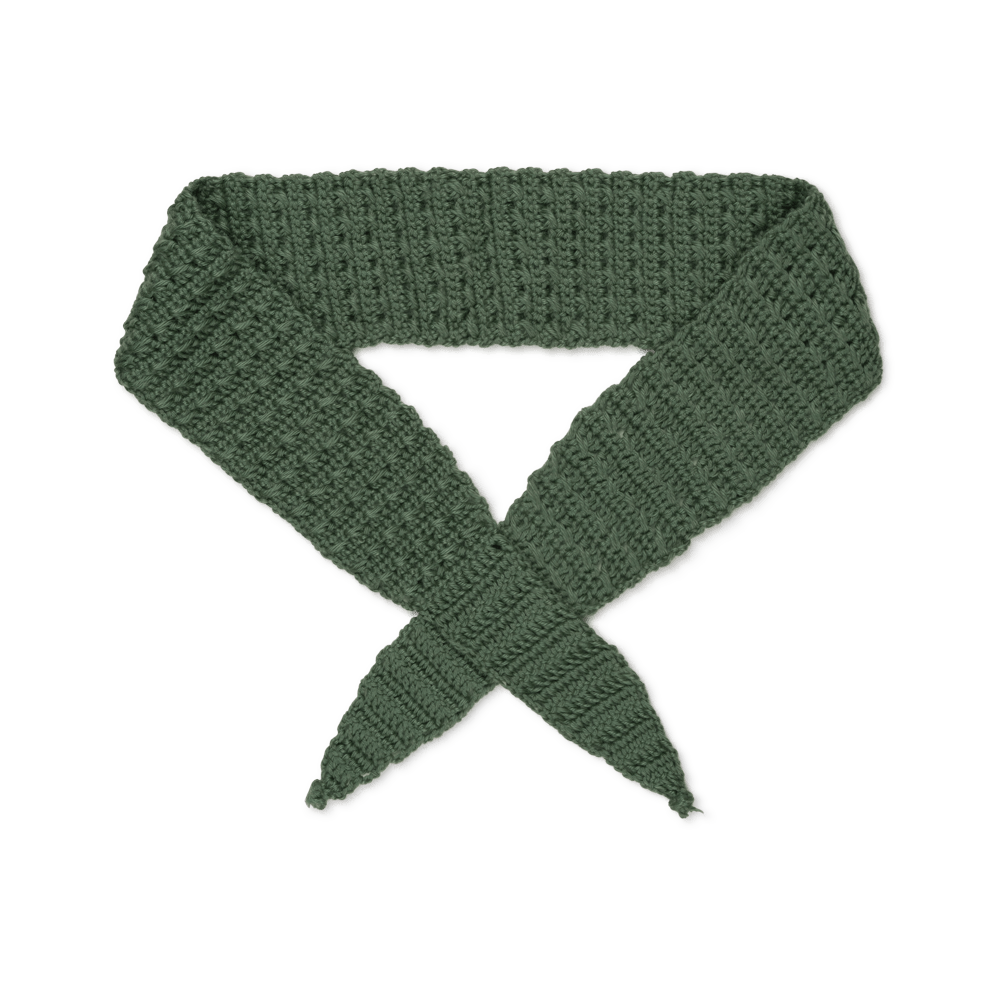 Hæklet grønt tørklæde – Viola Scarf stylet i et kryds foran.