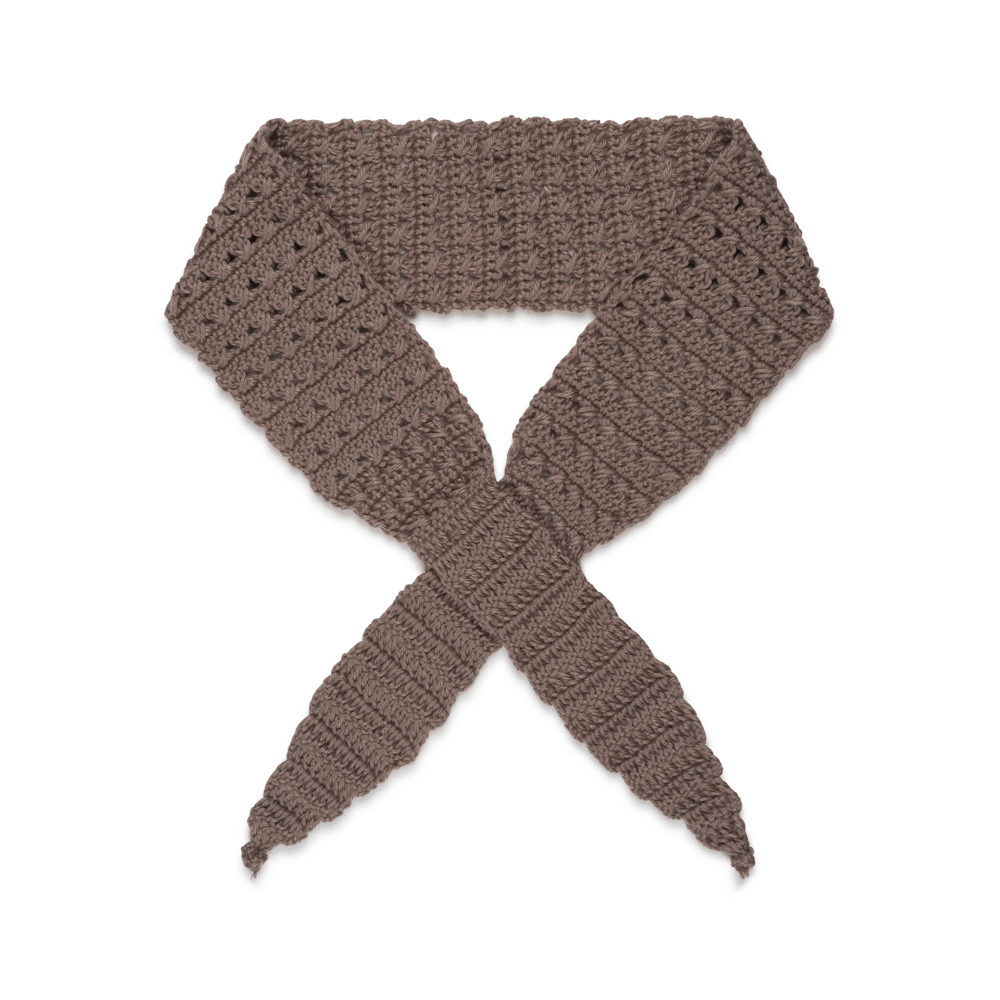 Hæklet Viola tørklæde i brun – stylet i et kryds foran.