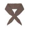 Hæklet Viola tørklæde i brun – stylet i et kryds foran.