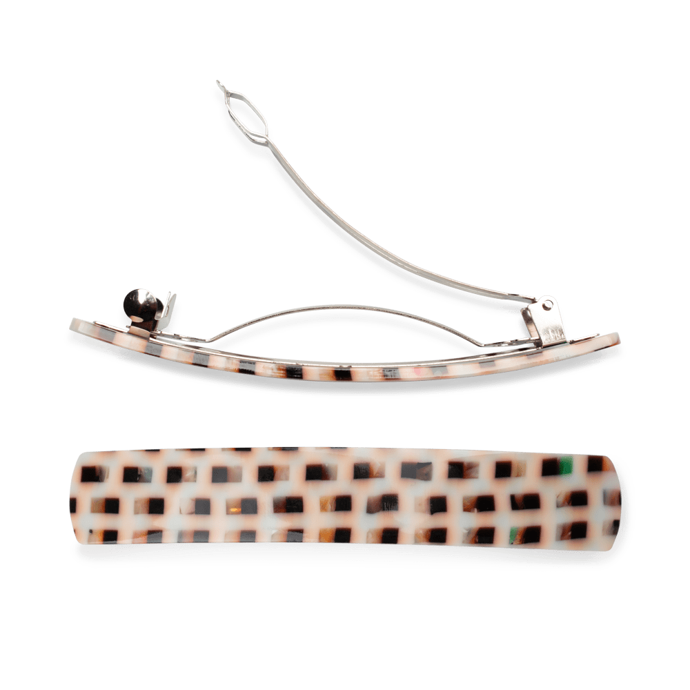 Matcha Addict Hair Clip – hårspænde med brunligt tortoise-print og sølvdetaljer.