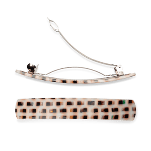 Matcha Addict Hair Clip – hårspænde med brunligt tortoise-print og sølvdetaljer.