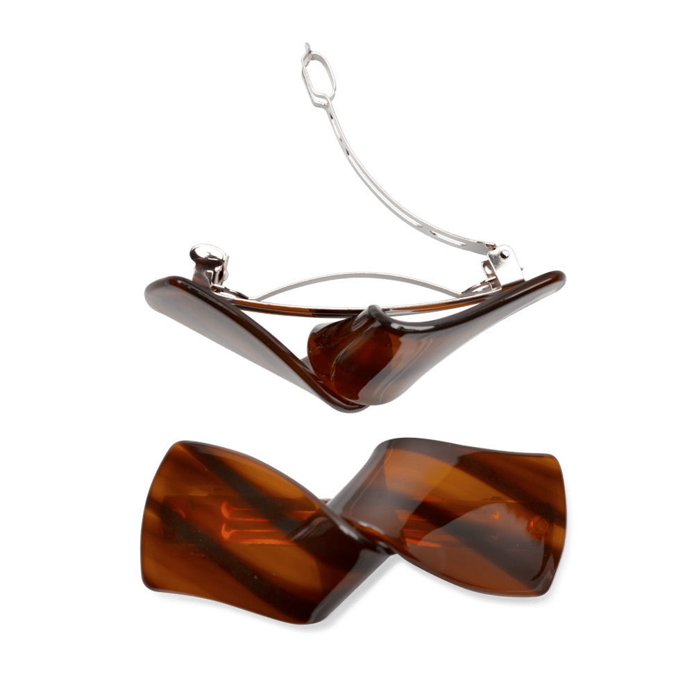 Classic Knot Clip fra SUI AVA – stilfuld hårklemme med et tidløst knudedesign, ideel til at skabe elegante og klassiske frisurer.