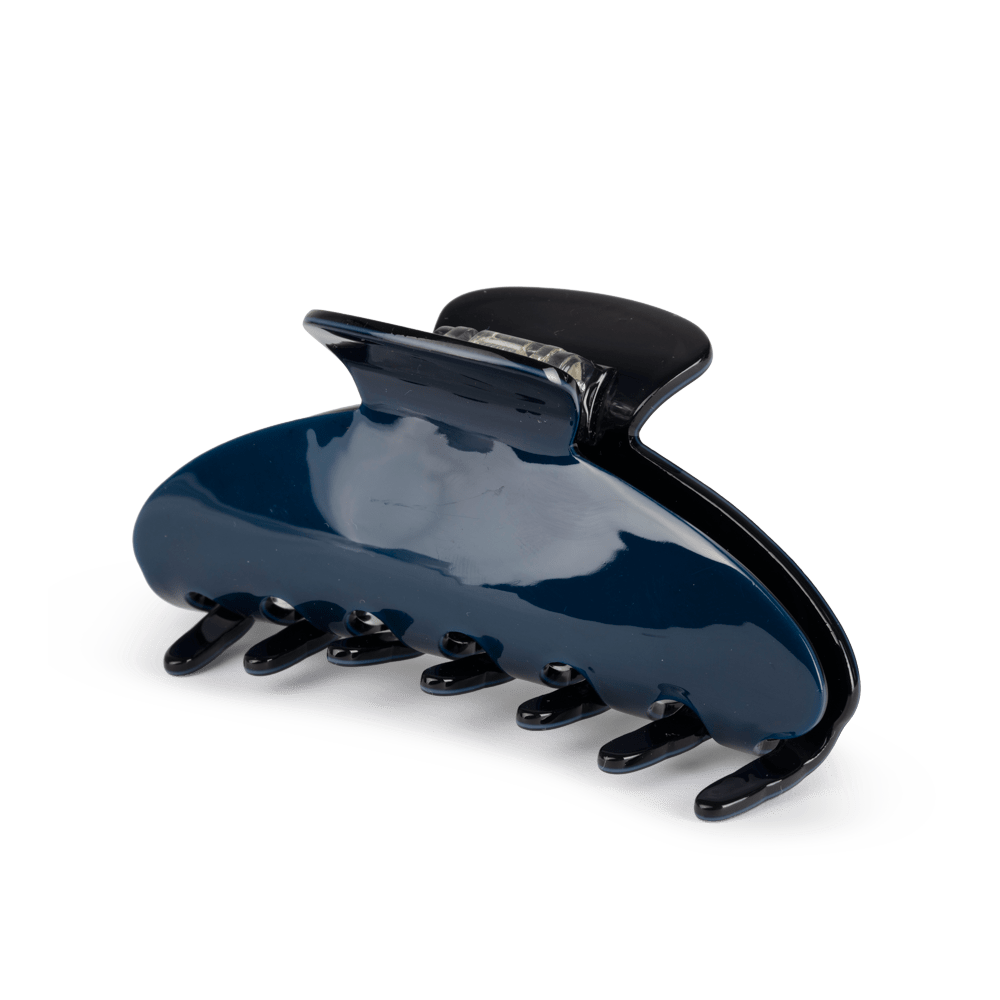 Ida Classic Big fra SUI AVA – elegant stor hårklemme i et tidløst design, ideel til at tilføje et klassisk og sofistikeret touch til dine frisurer.