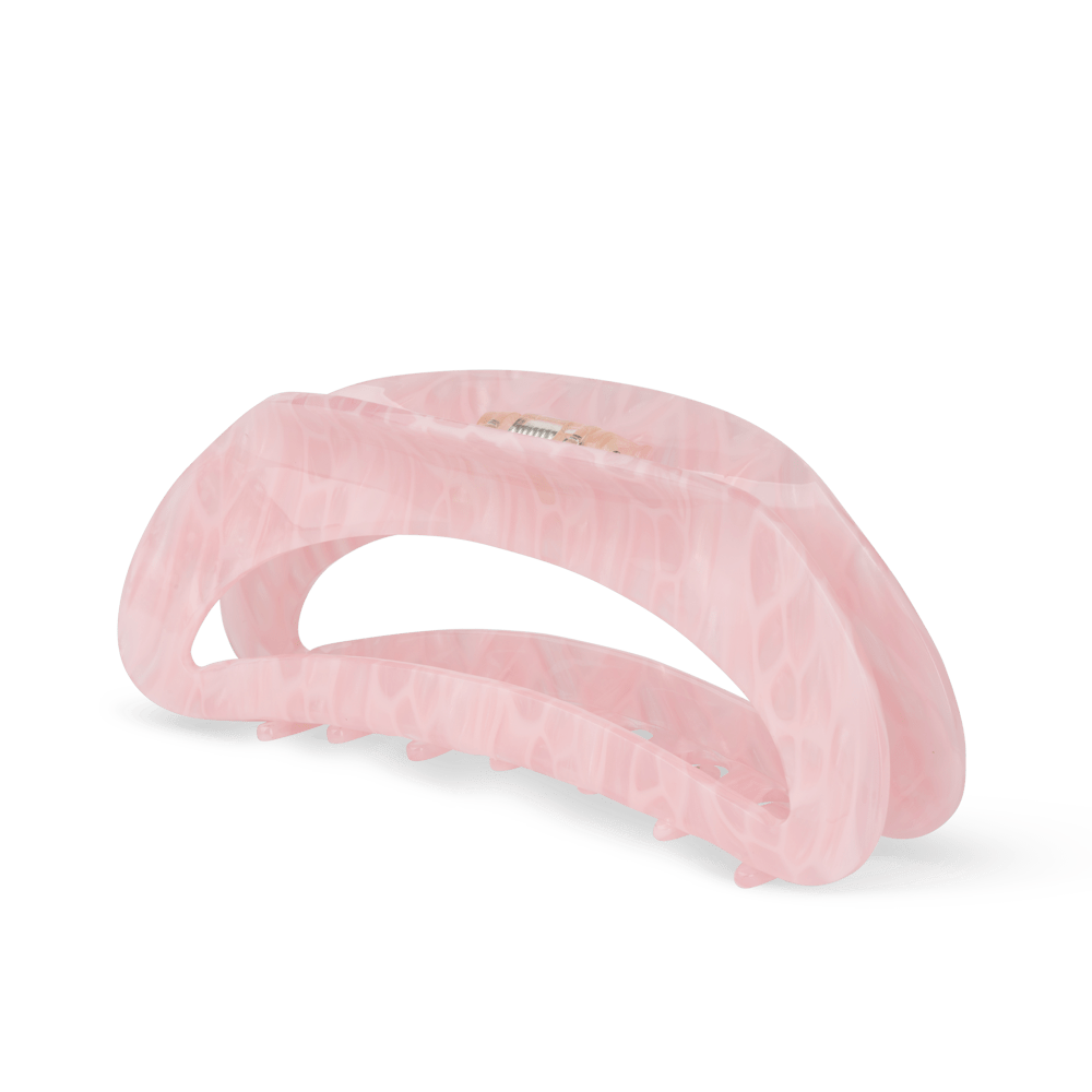 Theresa Fluid Giga – lyserød marmoreret hårklemme i oversized design fra SUI AVA