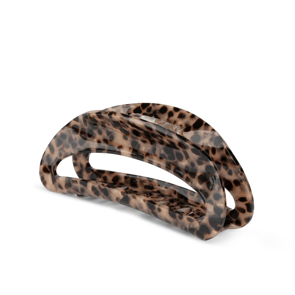 Theresa Leo Big fra SUI AVA – stor hårklemme med trendy leopardprint, perfekt til at skabe stilfulde og iøjnefaldende frisurer med et moderne touch.