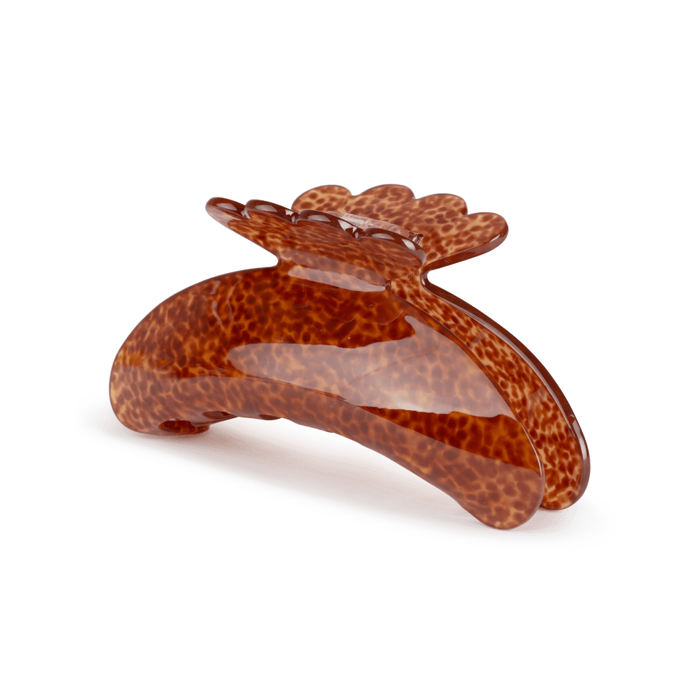 Helle Leo Big fra SUI AVA – elegant stor hårklemme med trendy leopardprint, ideel til at tilføje et unikt og stilfuldt touch til dine frisurer.