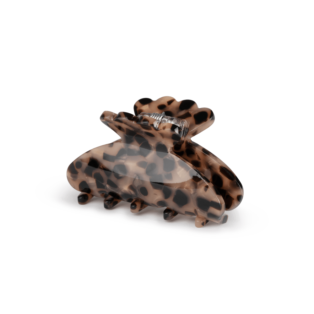 Helle Leo Mini fra SUI AVA – kompakt hårklemme med trendy leopardmønster, perfekt til at tilføje et moderne og stilfuldt touch til dine frisurer.