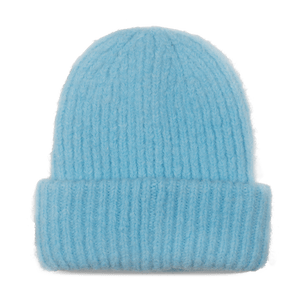 Lyseblå ribstrikket hue med bred foldet kant