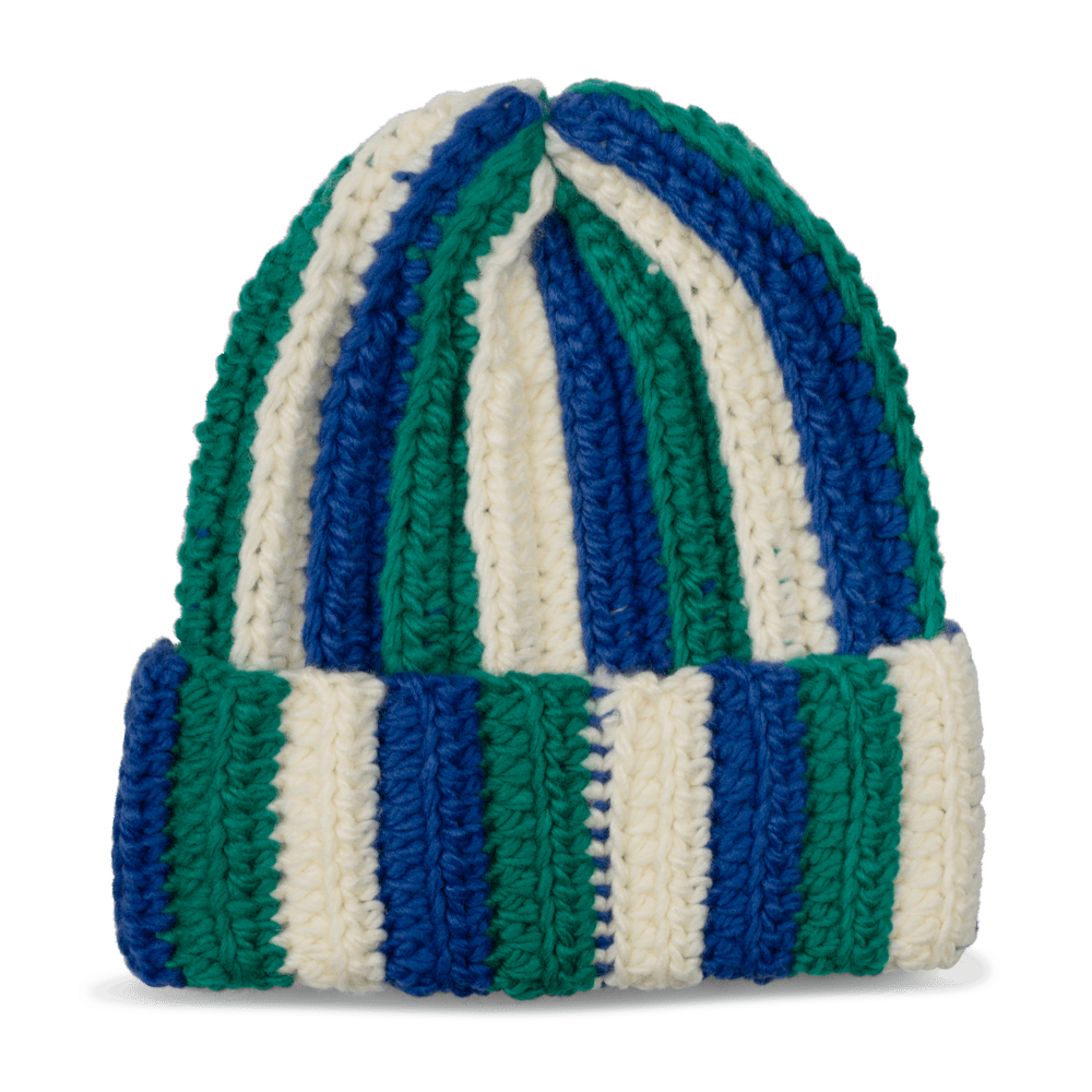 Hæklet Walter Beanie med grønne, blå og råhvide striber – en farverig og varm hue fra SUI AVA.