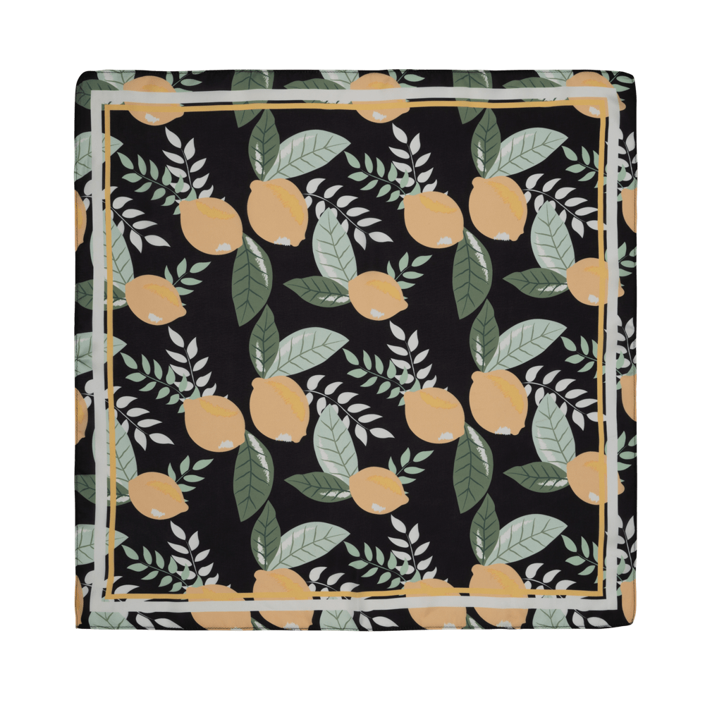 Mari Fall Scarf fra SUI AVA – elegant tørklæde med tidløse efterårsnuancer, ideelt til at fuldende dit look med stil og varme.