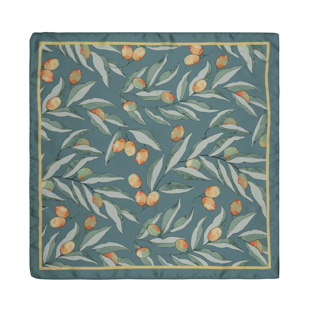 Mari Fall Scarf fra SUI AVA – luksuriøst tørklæde i varme efterårsfarver, perfekt til at tilføje et sofistikeret og hyggeligt touch til din garderobe.