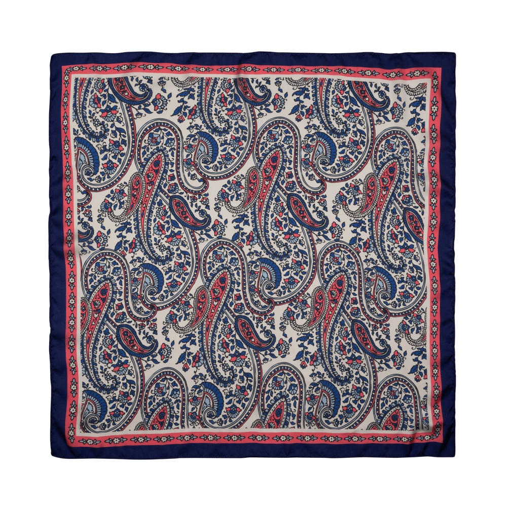 Mari Fall Scarf fra SUI AVA – elegant tørklæde med bløde efterårsnuancer, ideelt til at kombinere stil og komfort på kølige dage.