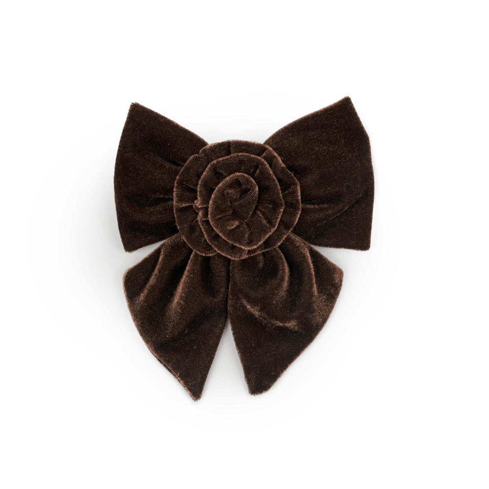 Stor brun hårsløjfe i velour med rosendetalje i midten.