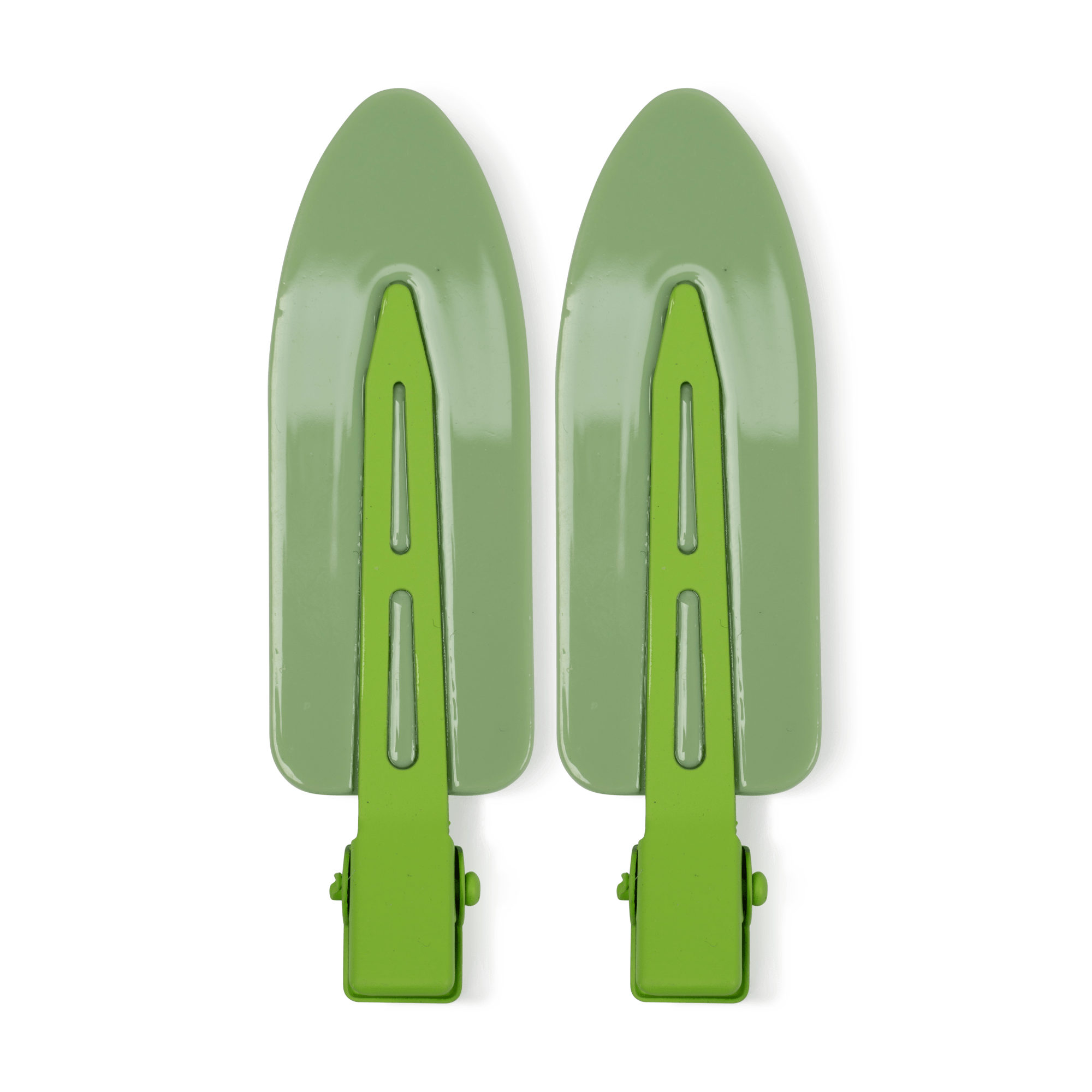 Solid Clips // 2 pcs fra SUI AVA – sæt med to hårclips i en elegant grøn nuance og solidt design, ideelle til at tilføje et friskt og stilfuldt touch til dine frisurer.