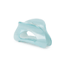 Cloud Frosted Middle fra SUI AVA – mellemstor hårklemme i en elegant lyseblå, mat finish, ideel til at tilføje et friskt og sofistikeret touch til dine frisurer.