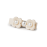 Flower Pearly Clip fra SUI AVA – elegant hårclip i en lys nuance med blomster- og perledetaljer, perfekt til at tilføje et sofistikeret og feminint touch til dine frisurer.