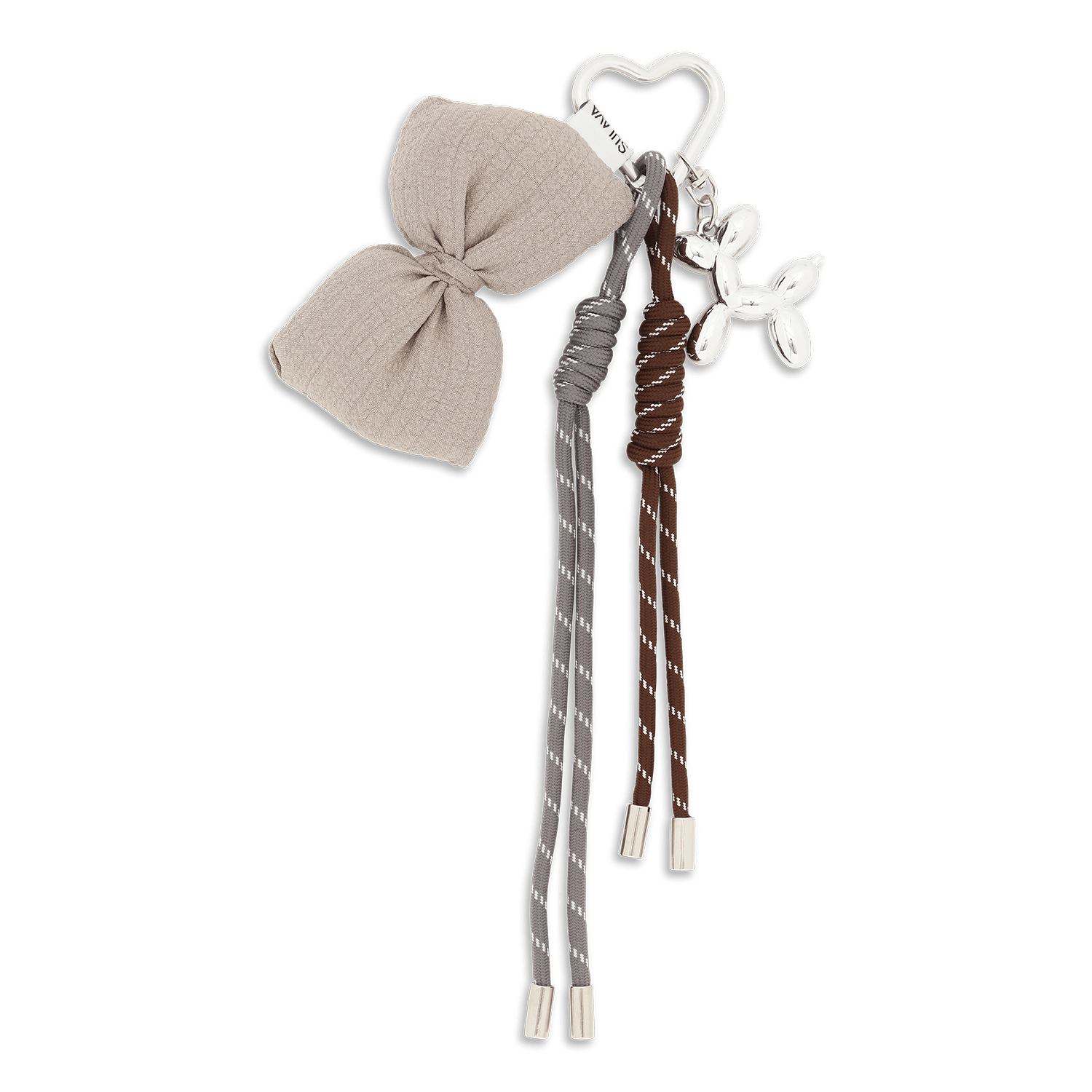 Puffy Bow Bag Charm – beige taskevedhæng med en quiltet sløjfe, flettede snore og en sølvfarvet ballondyr-charms.