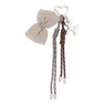 Puffy Bow Bag Charm – beige taskevedhæng med en quiltet sløjfe, flettede snore og en sølvfarvet ballondyr-charms.