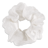 Broderie Scrunchie – hvid scrunchie med smukke broderidetaljer og let stof.