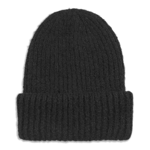 Sort ribstrikket hue i blødt materiale med opsmøg