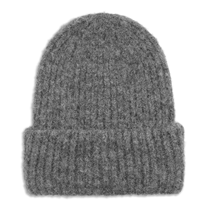 Sisse Beanie – grå chunky strikhue med bred opsmøg i blød uldblanding