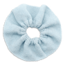 Blød, lyseblå strikket scrunchie fra SUI AVA