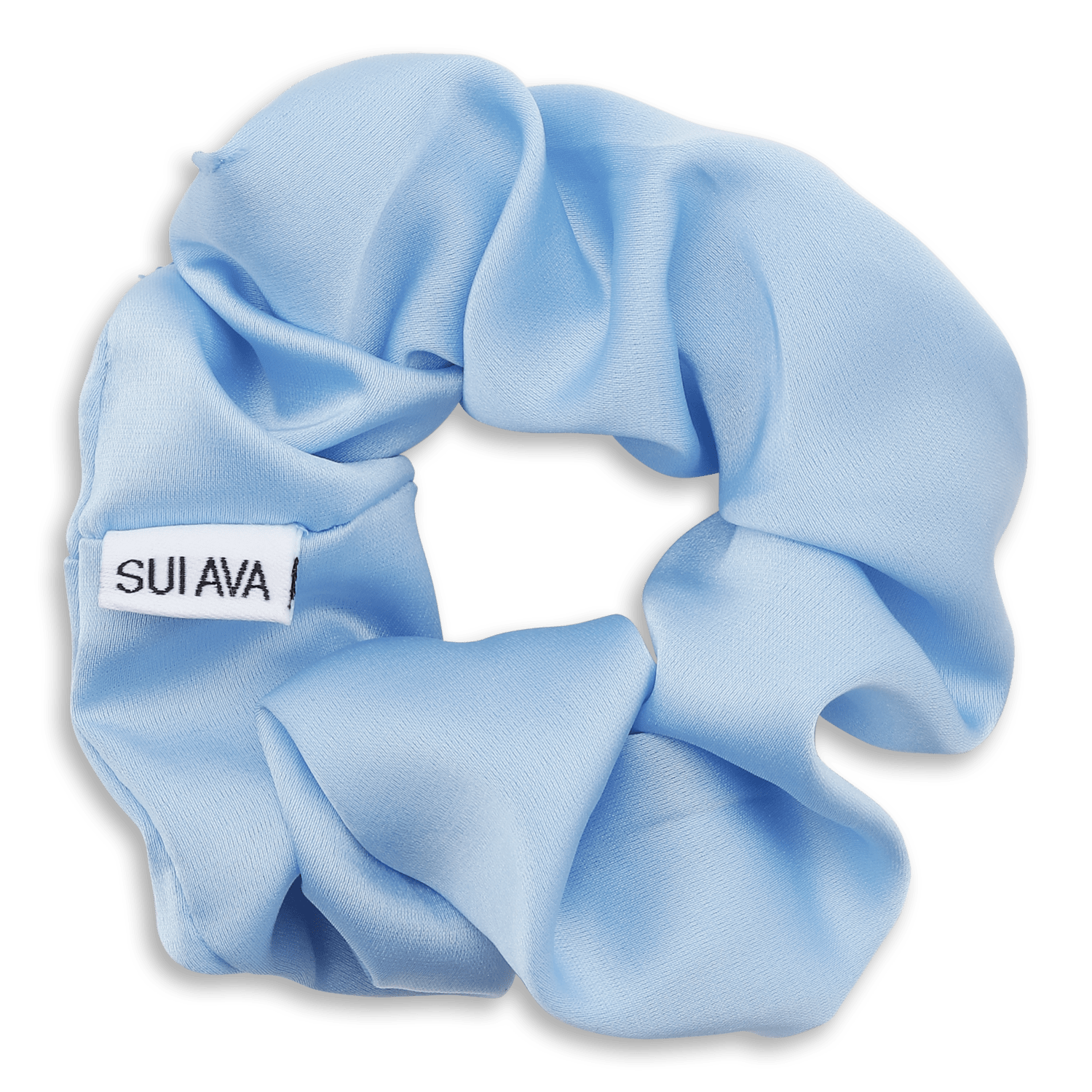 Lyseblå scrunchie fra SUI AVA med let shine og broderet logo-tag