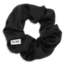 Sort Ribbon Scrunchie fra SUI AVA med blød finish og diskret logo-label.