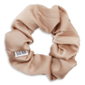 Scrunchie i nude med blødt stof og SUI AVA label – enkel og stilren hårelastik