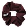 Ribbon Scrunchie fra SUI AVA i burgundy - blød hårelastik til opsætninger og hverdagslooks