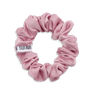Ruched Ribbon Scrunchie i rosa med glansfuldt stof og rynket struktur - feminin hårelastik fra SUI AVA.