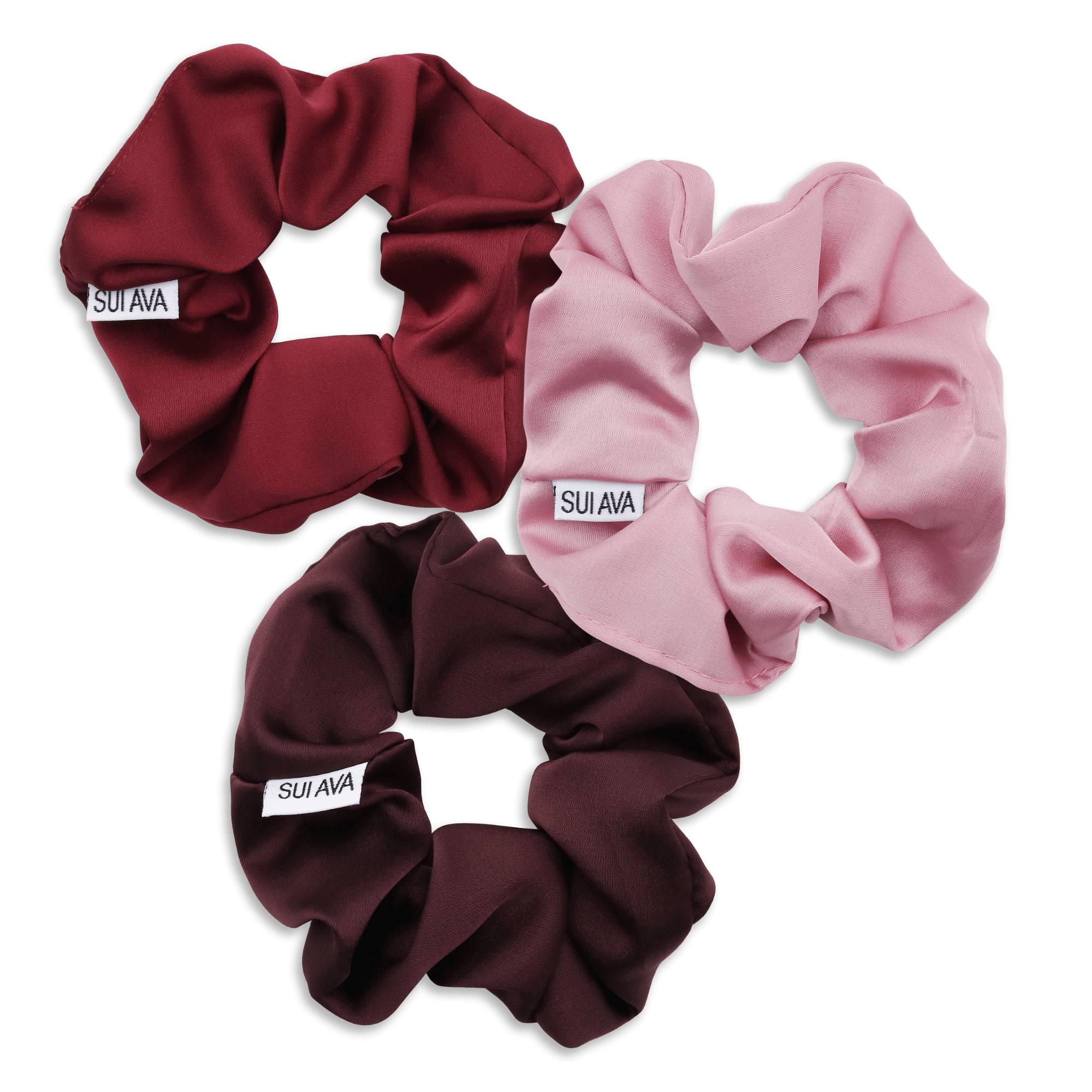 3-pak SUI AVA scrunchies i rød, rosa og bordeaux med silkeblødt bånd og rynket design.