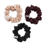 Tre ruched scrunchies fra SUI AVA i farverne mandel, sort og bordeaux – elegant hårpynt i blødt, rynket bånd.