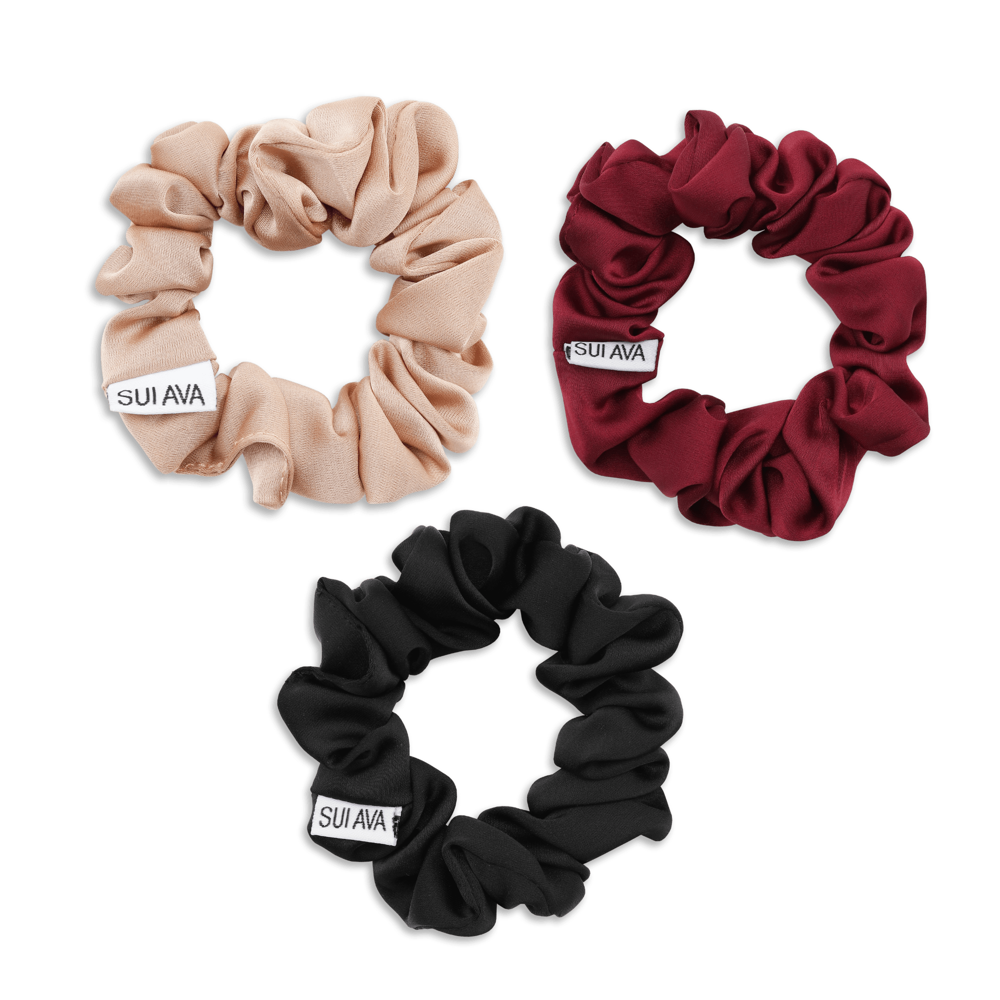 Sæt med tre scrunchies i farverne Almond, Black og French Wine – med rynket finish og SUI AVA-logo.