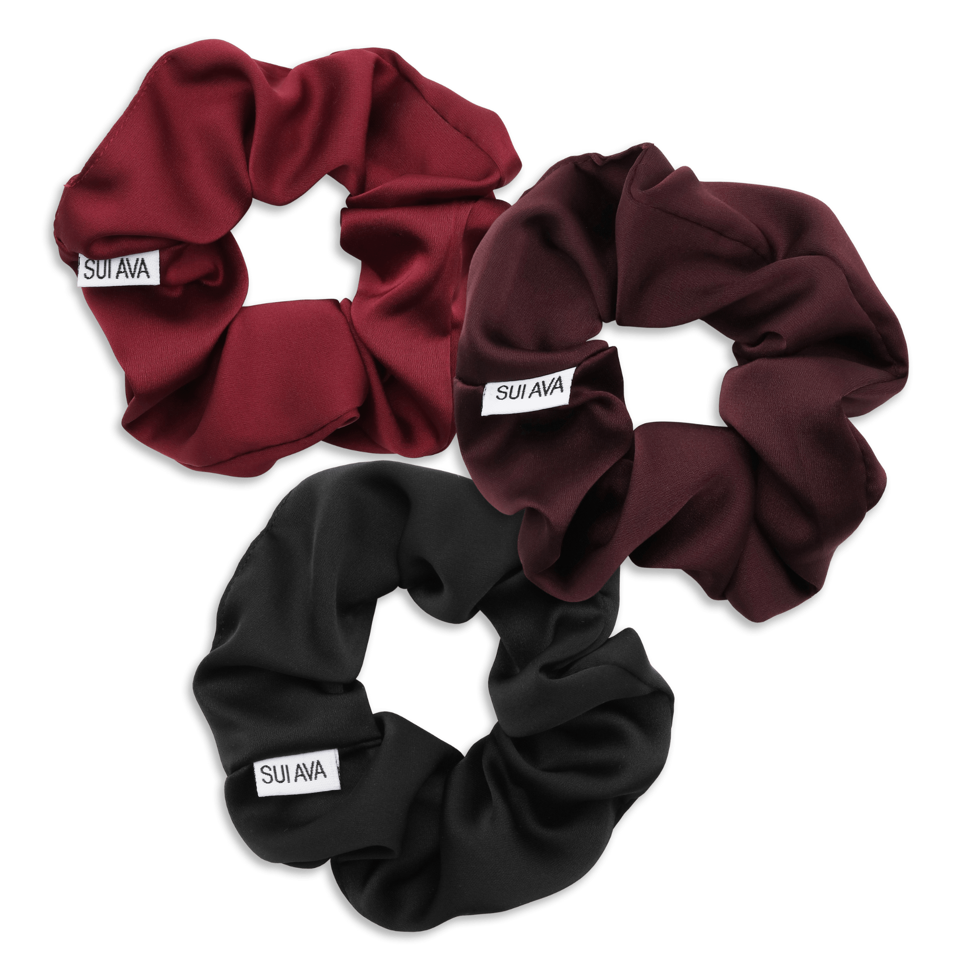 Sæt med tre scrunchies fra SUI AVA i rød, bordeaux og sort – lavet med blødt bånd for et feminint og elegant look.