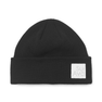 SUI AVA Christina Beanie – sort ribstrikket hue med hvidt logo på forsiden.