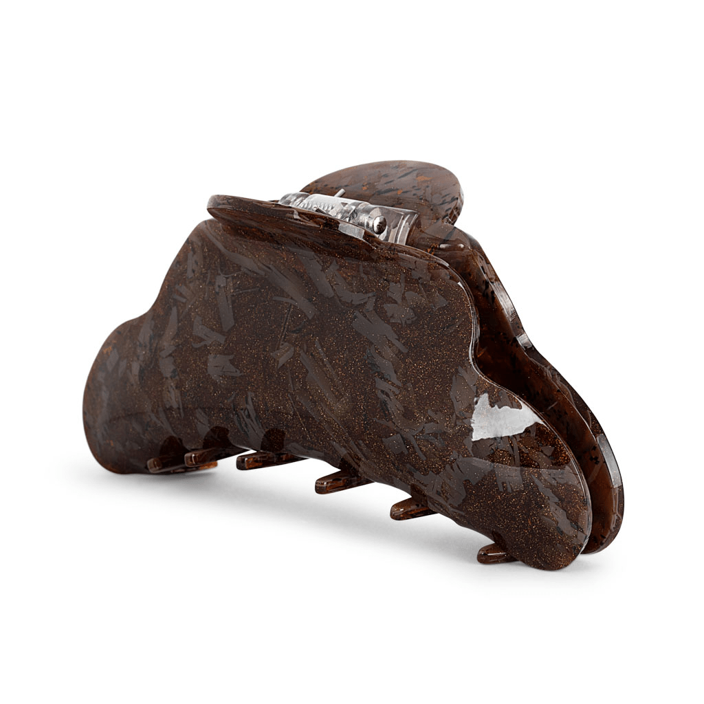 Stor mørk hårklemme i brun akryl med glimmer og struktur – Lene Karma Biggest