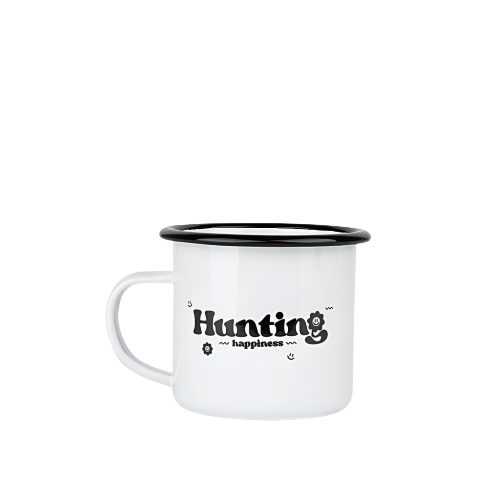 Hvid emaljekop med sort kant og teksten "Hunting Happiness" i sort retro-typografi fra SUI AVA