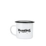Hvid emaljekop med sort kant og teksten "Hunting Happiness" i sort retro-typografi fra SUI AVA