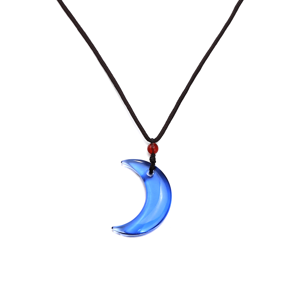 Halskæde med blå halvmånevedhæng og sort snor – Into the Woods Necklace fra SUI AVA