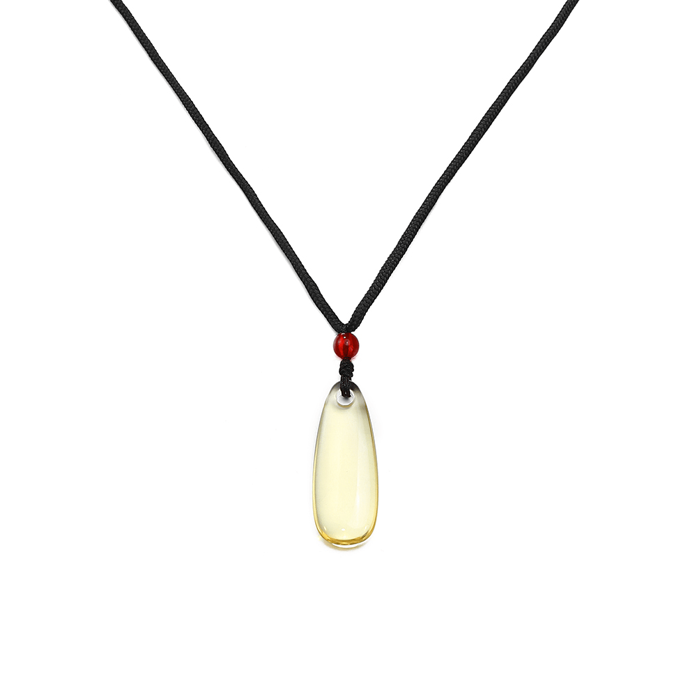 Halskæde med gyldent, dråbeformet vedhæng i akryl og sort snor – Into the Woods Necklace fra SUI AVA.