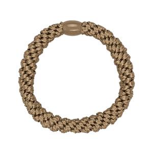 Basic Elastic hårelastik i varm sandfarve med vævet tekstur og neutral finish