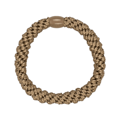 Basic Elastic hårelastik i varm sandfarve med vævet tekstur og neutral finish
