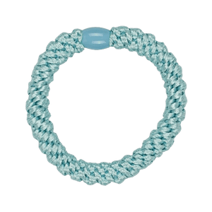 Lyseblå Basic Elastic hårelastik med vævet tekstur og skånsom pasform